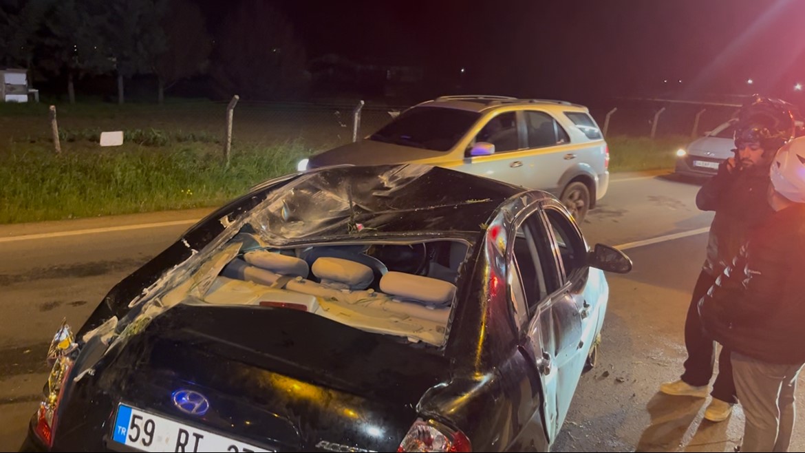 alkollu otomobil surucusu once agaca ardindan tabelaya carparak karsi seride gecti 4 dMRYr7vl