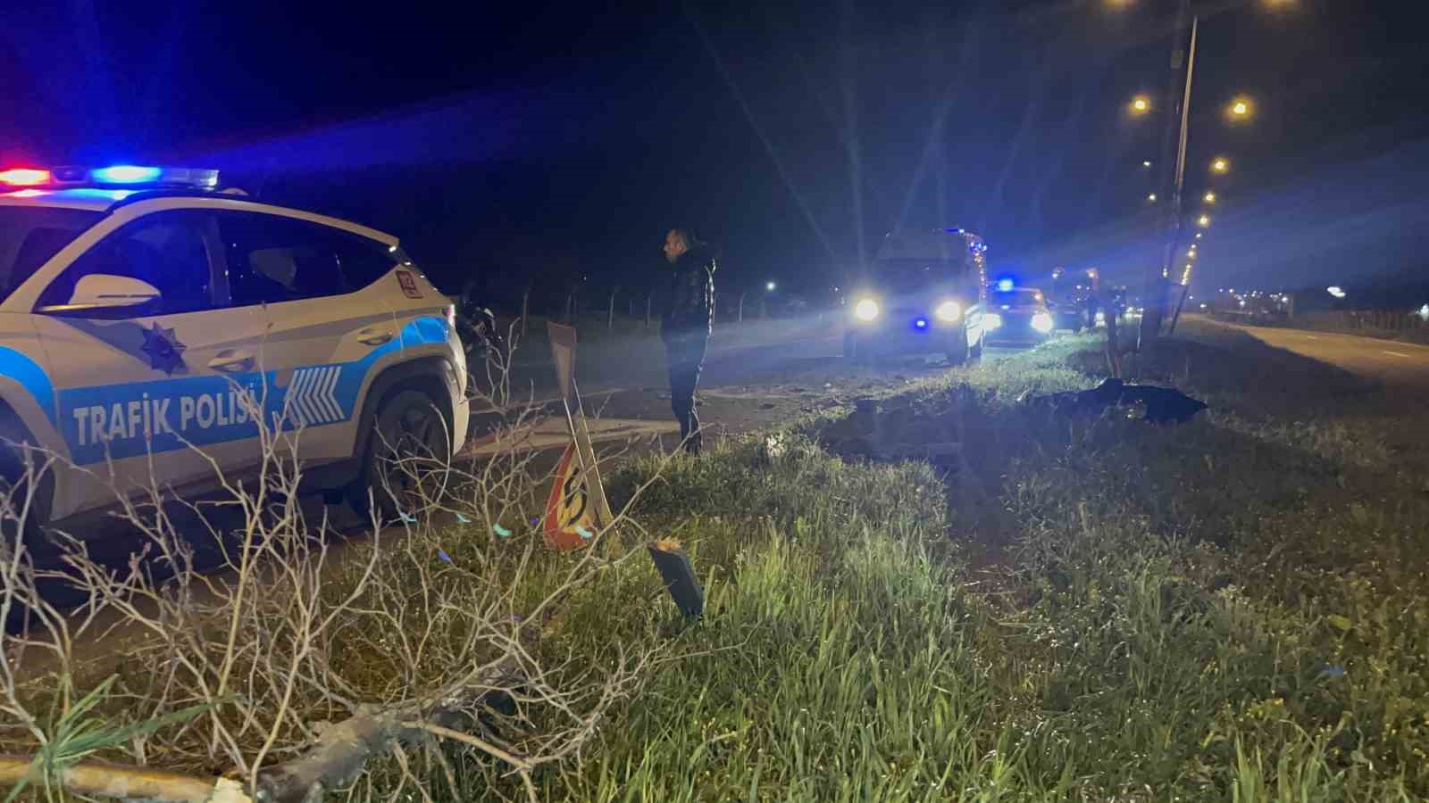 alkollu otomobil surucusu once agaca ardindan tabelaya carparak karsi seride gecti 5 jMJXiXPk
