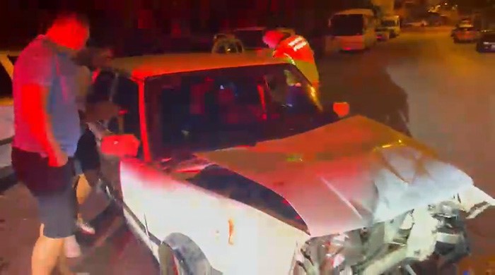 alkollu stajyer surucu park halindeki araclara carpti o anlar guvenlik kamerasina yansidi 1 EY39D8IO