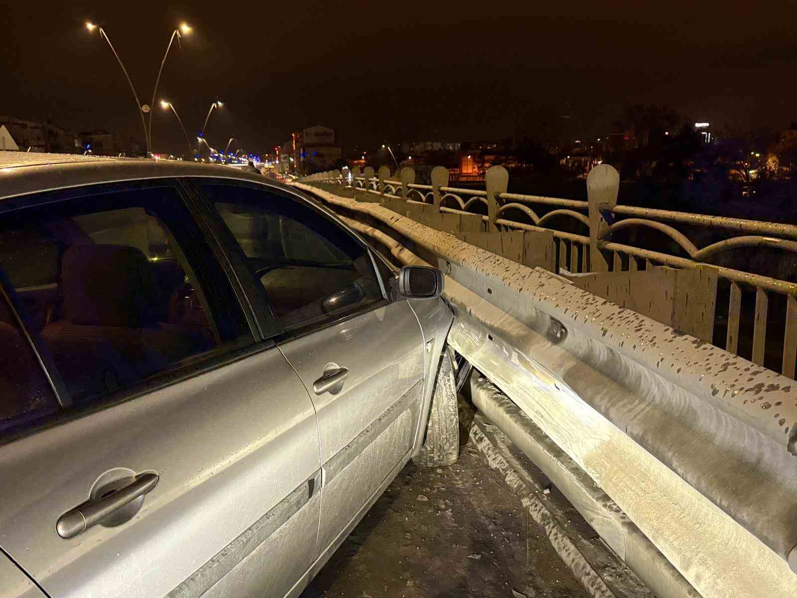 alkollu surucu bariyerlere girdi 25 bin tl ceza yazildi 4 DK9aLKkU