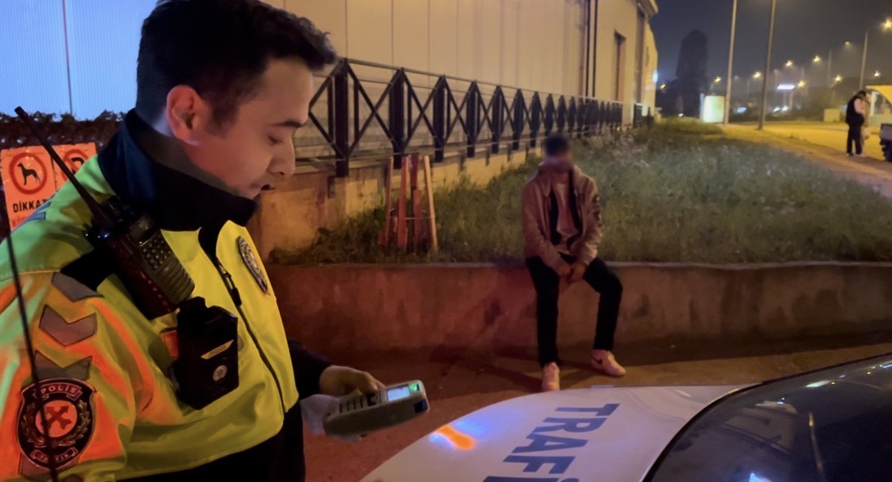 alkollu surucu ehliyeti kaptirinca agladi 2 IBezYbFL