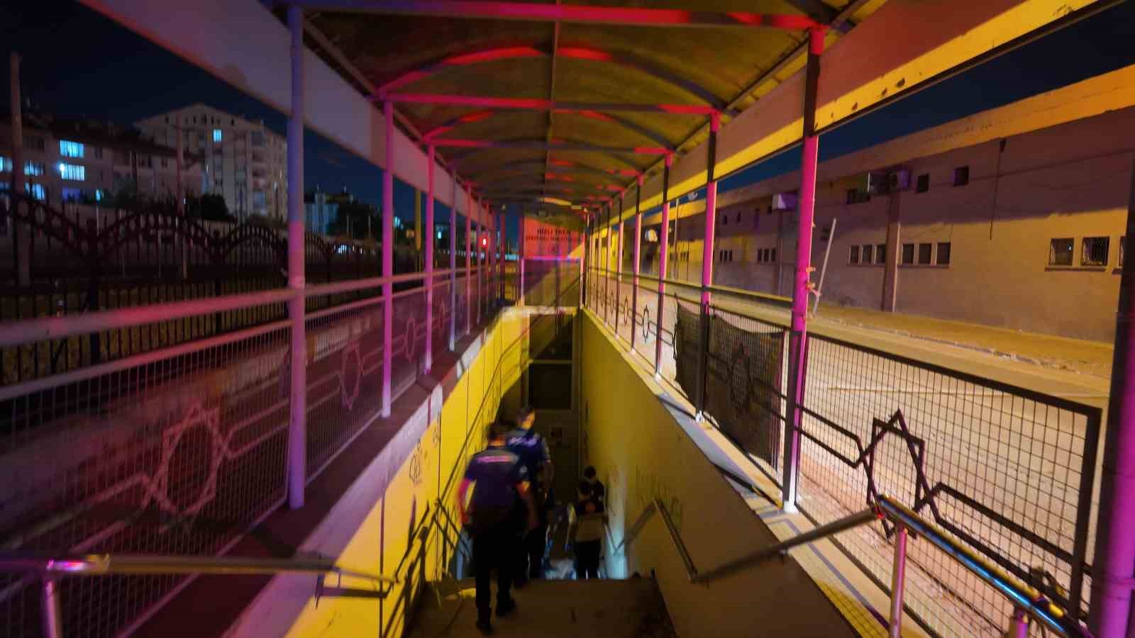 Alkollü sürücü elektrikli bisikletiyle yaya alt geçidine uçtu 5 alkollu surucu elektrikli bisikletiyle yaya alt gecidine uctu 1 EWlWflLS