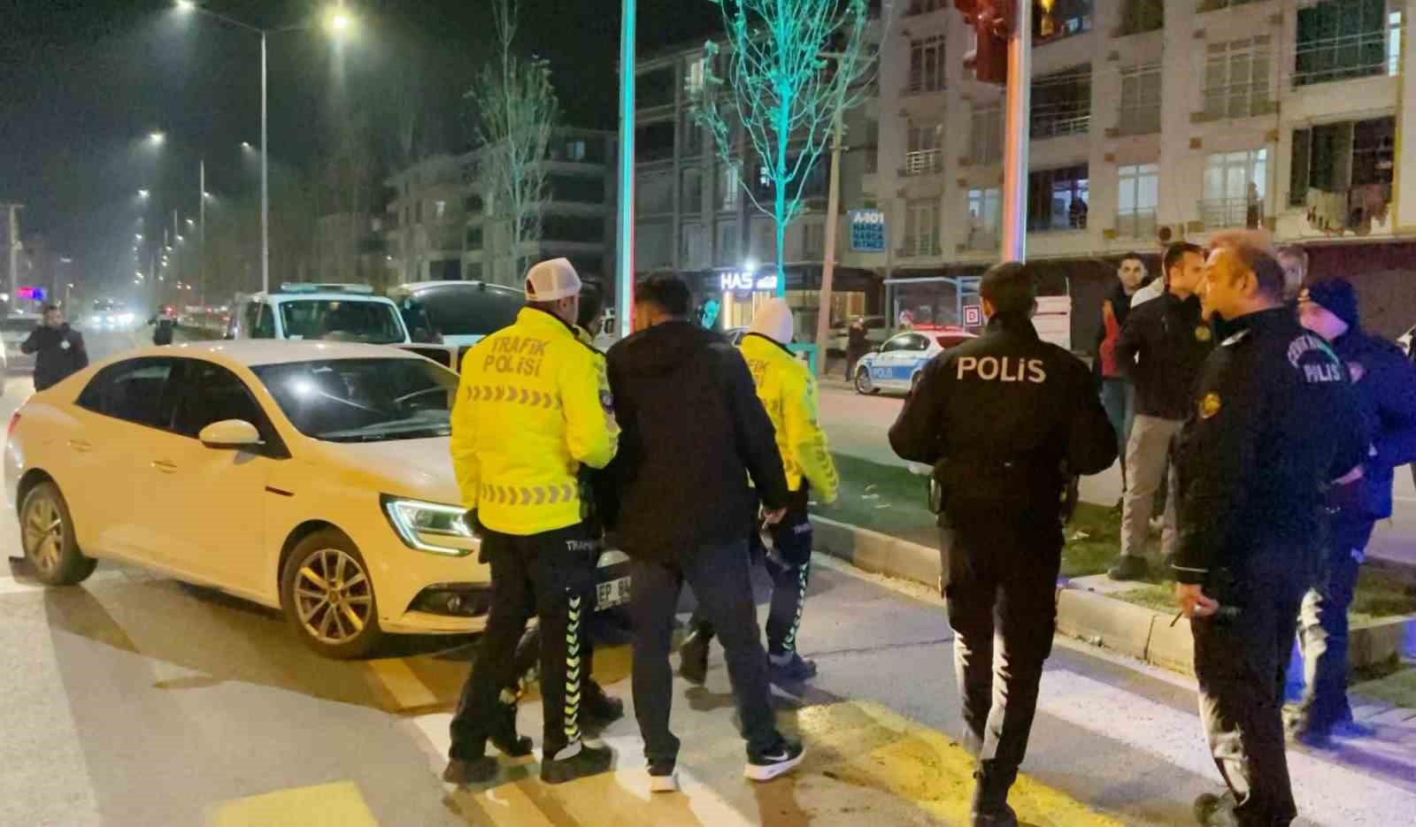 alkollu surucu emniyet mudurunun bulundugu makam aracina carpti 1 UlJkmF3b