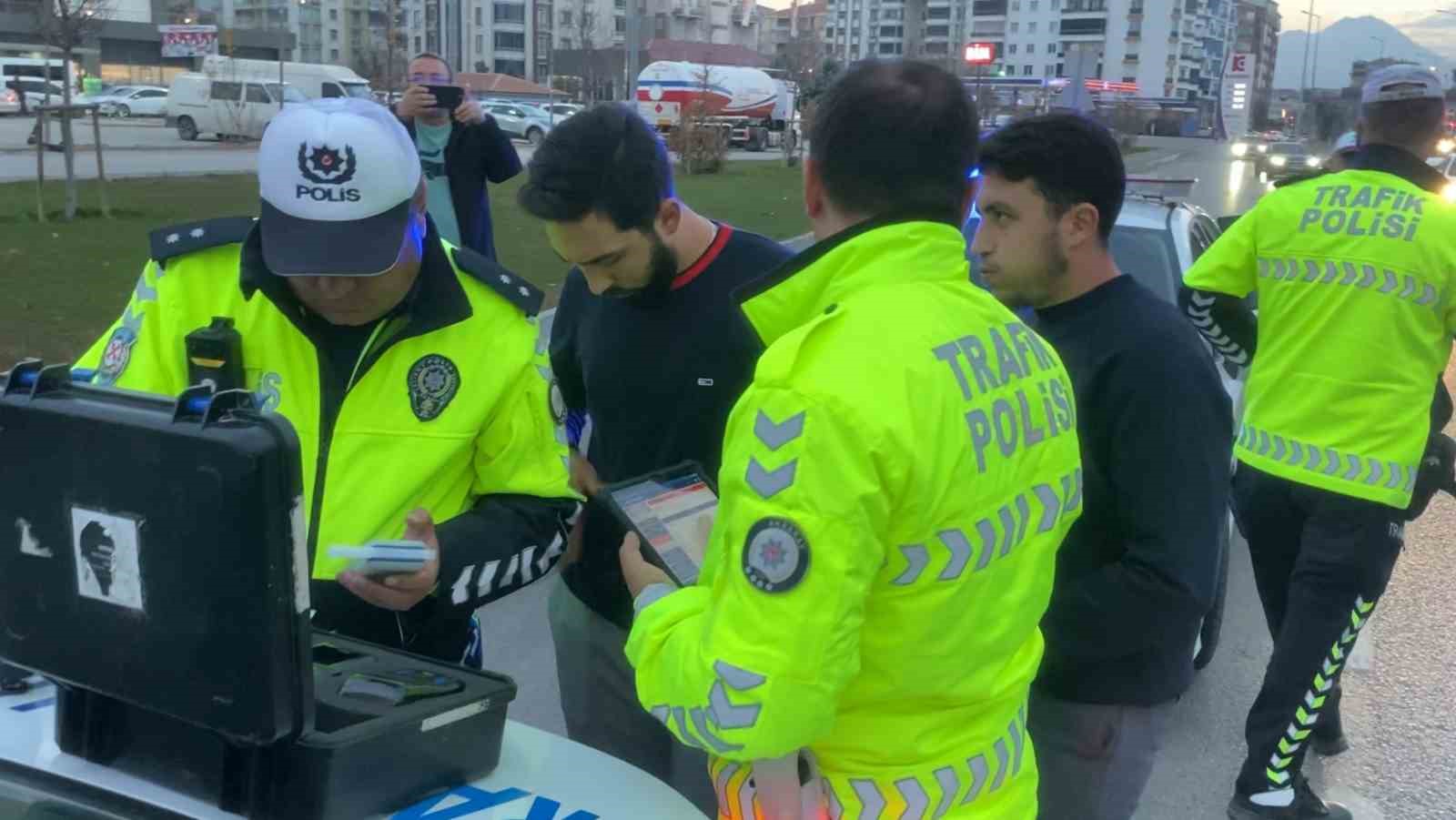 alkollu surucu emniyeti alarma gecirdi ehliyeti daimi iptal edildi 1 3AuhgBAS