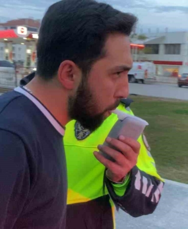 alkollu-surucu-emniyeti-alarma-gecirdi-ehliyeti-daimi-iptal-edildi-mlePpbgg.jpg
