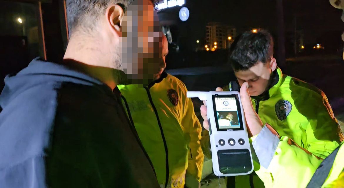 alkollu surucu kaza yapti yaralanan esini sucladi esimle kavga ettik direksiyonu kirdi 0 adTMaKQ5