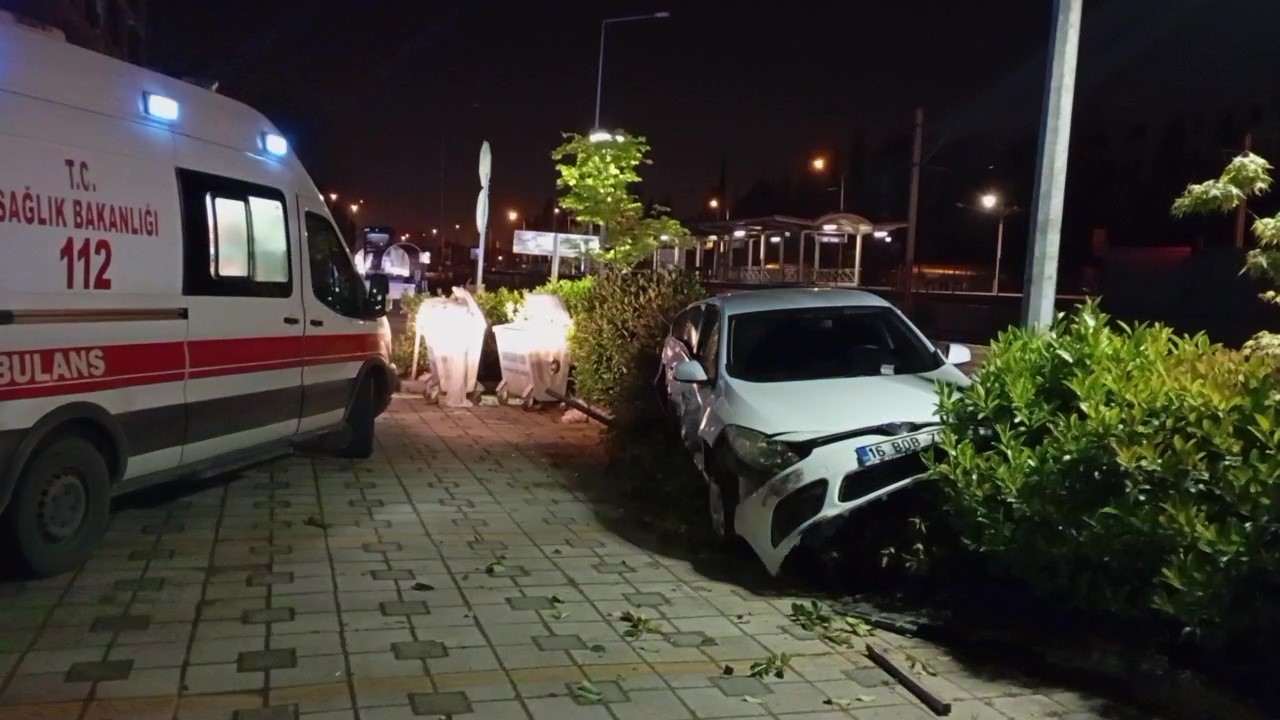 alkollu surucu kazaya neden oldu araclar hurdaya dondu 0 nrWm5MFc