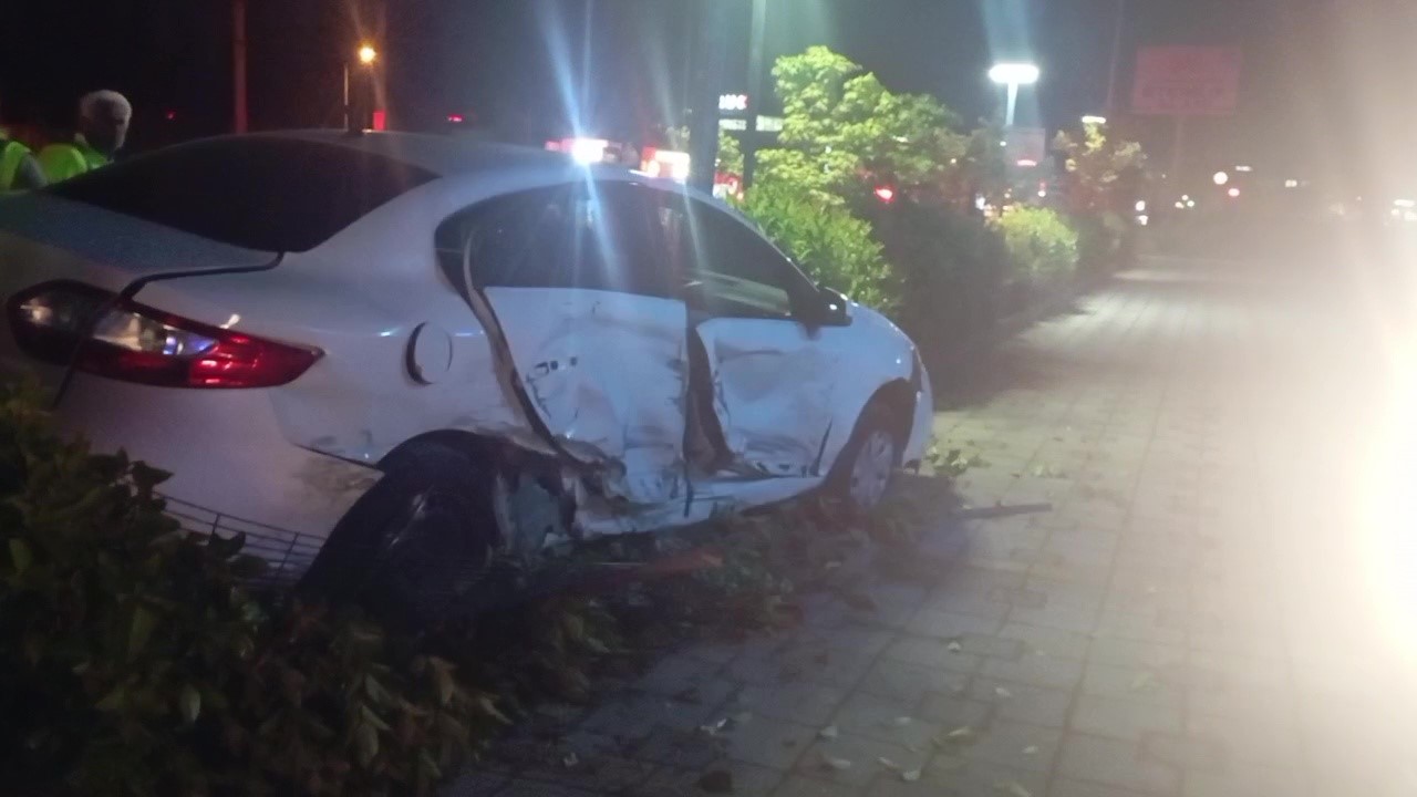 alkollu surucu kazaya neden oldu araclar hurdaya dondu 3 zckSPNzh