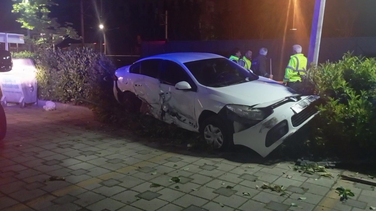 alkollu surucu kazaya neden oldu araclar hurdaya dondu 5 2RRzbc1k