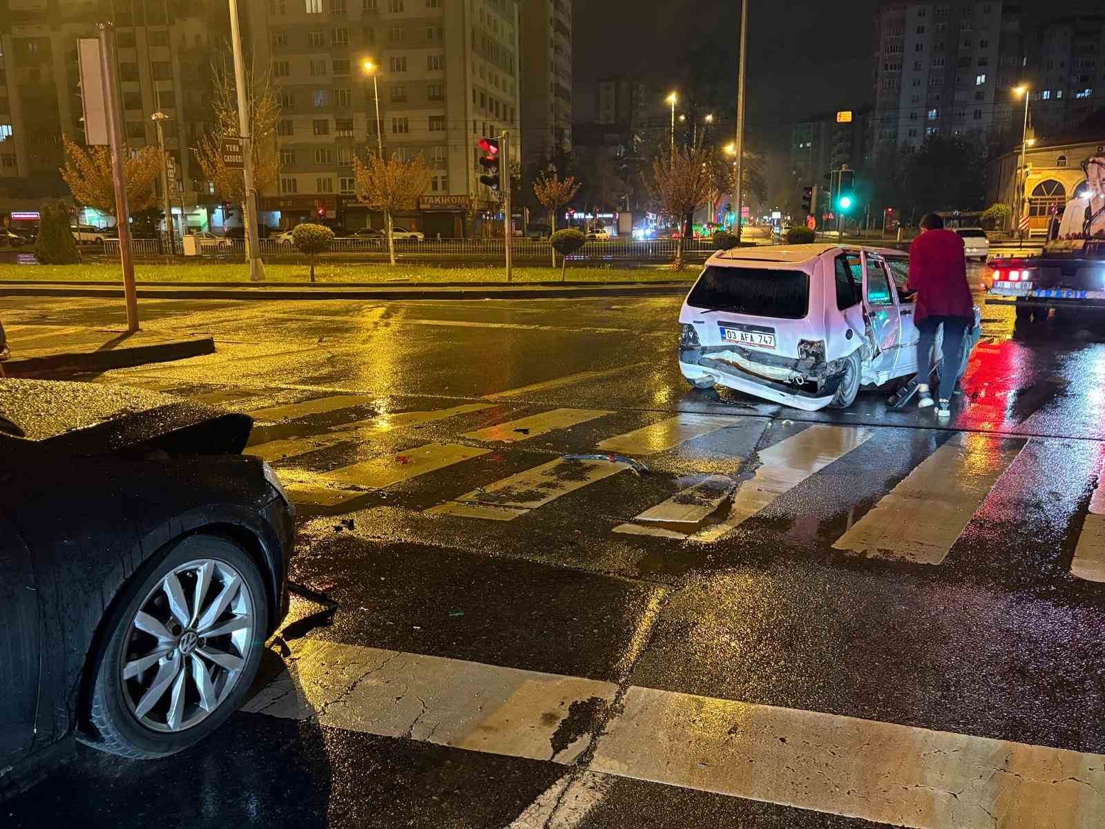 alkollu surucu kirmizi isikta bekleyen otomobile carpti 1 yarali 0