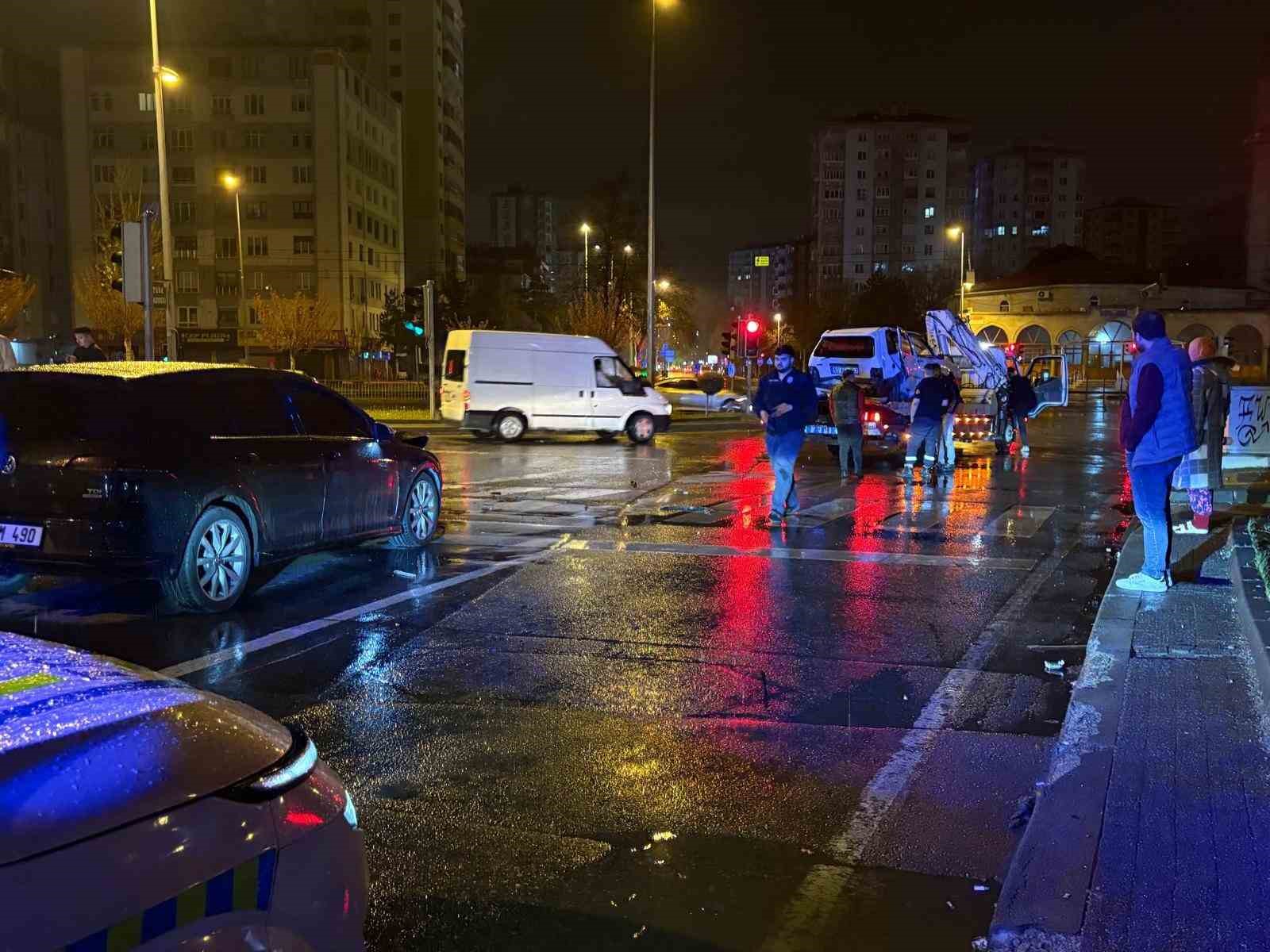 alkollu surucu kirmizi isikta bekleyen otomobile carpti 1 yarali 1