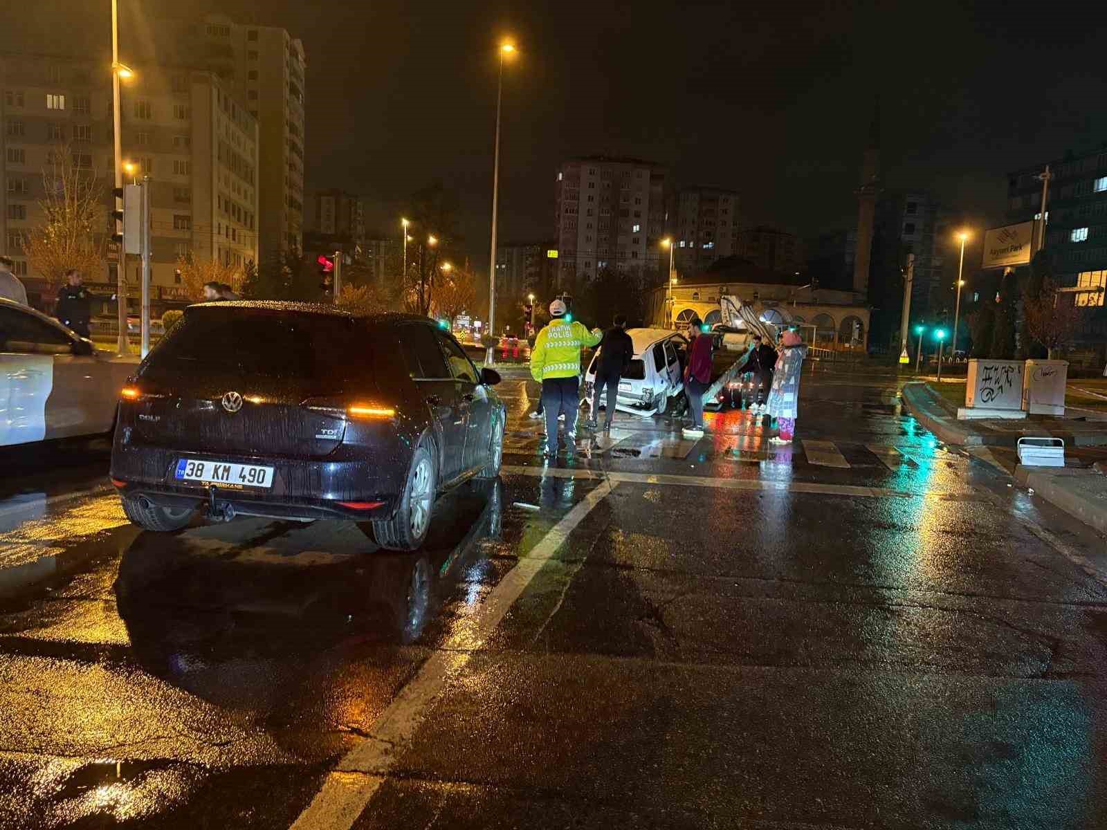 alkollu surucu kirmizi isikta bekleyen otomobile carpti 1 yarali 2 yUNKEPPa