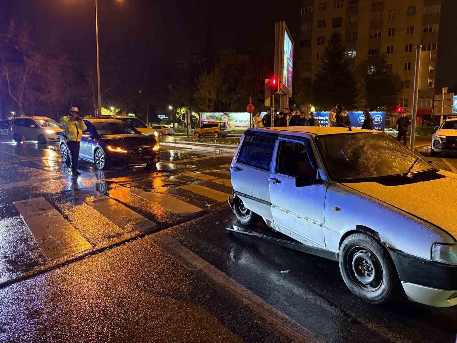 alkollu surucu kirmizi isikta bekleyen otomobile carpti 1 yarali 3 S35HjK8f