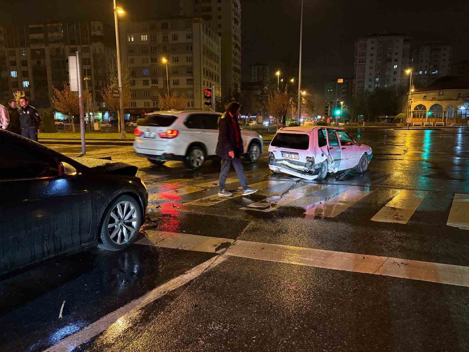 alkollu surucu kirmizi isikta bekleyen otomobile carpti 1 yarali 4 ASXDSvC9