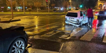 alkollu-surucu-kirmizi-isikta-bekleyen-otomobile-carpti-1-yarali-VhzB9sa6.jpg