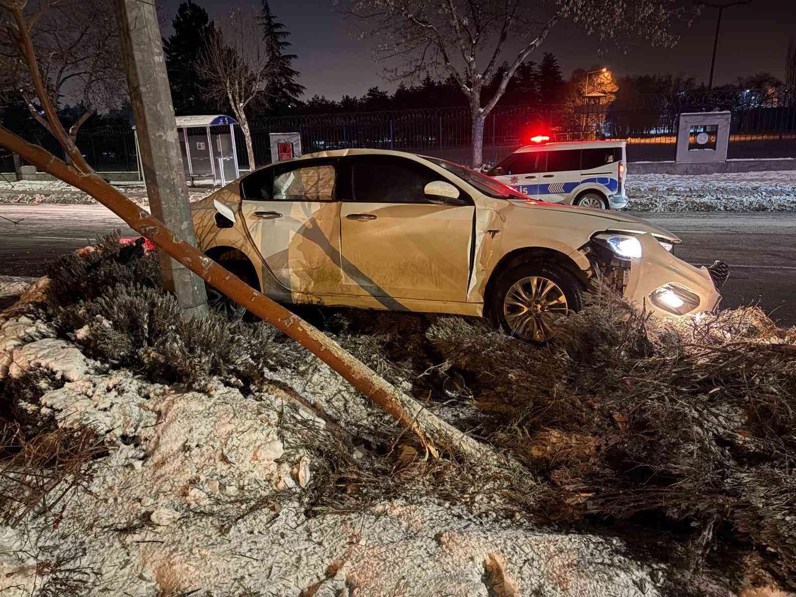 alkollu surucu once agaci devirdi ardindan aydinlatma diregine carpti 0 qK7uufLz