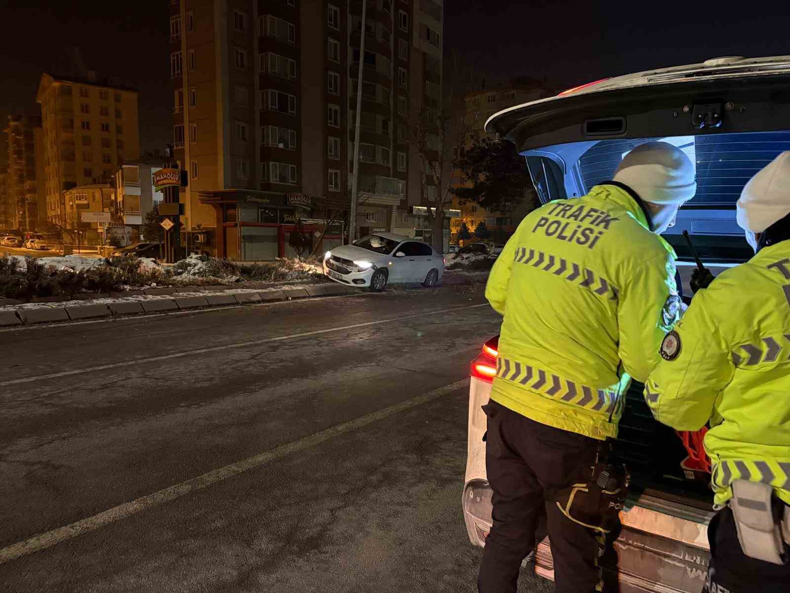 alkollu surucu once agaci devirdi ardindan aydinlatma diregine carpti 2 bnJUgwiK