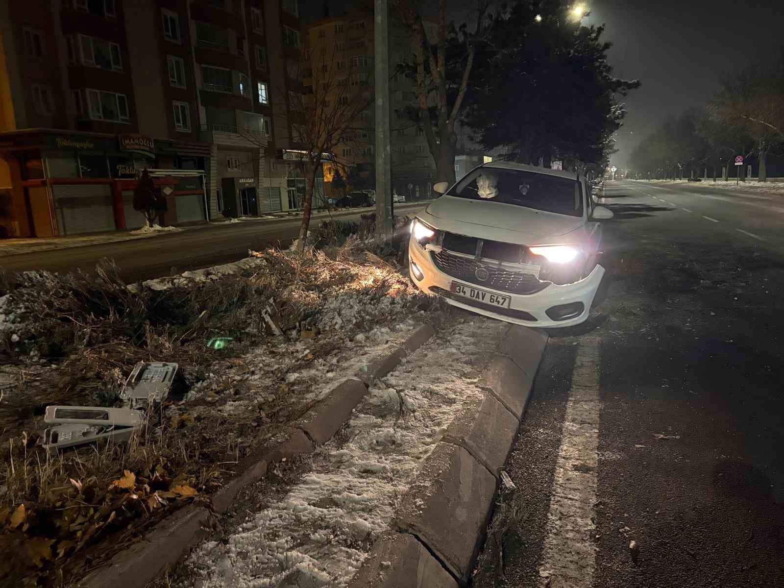 alkollu surucu once agaci devirdi ardindan aydinlatma diregine carpti 3 NhIPcY2c