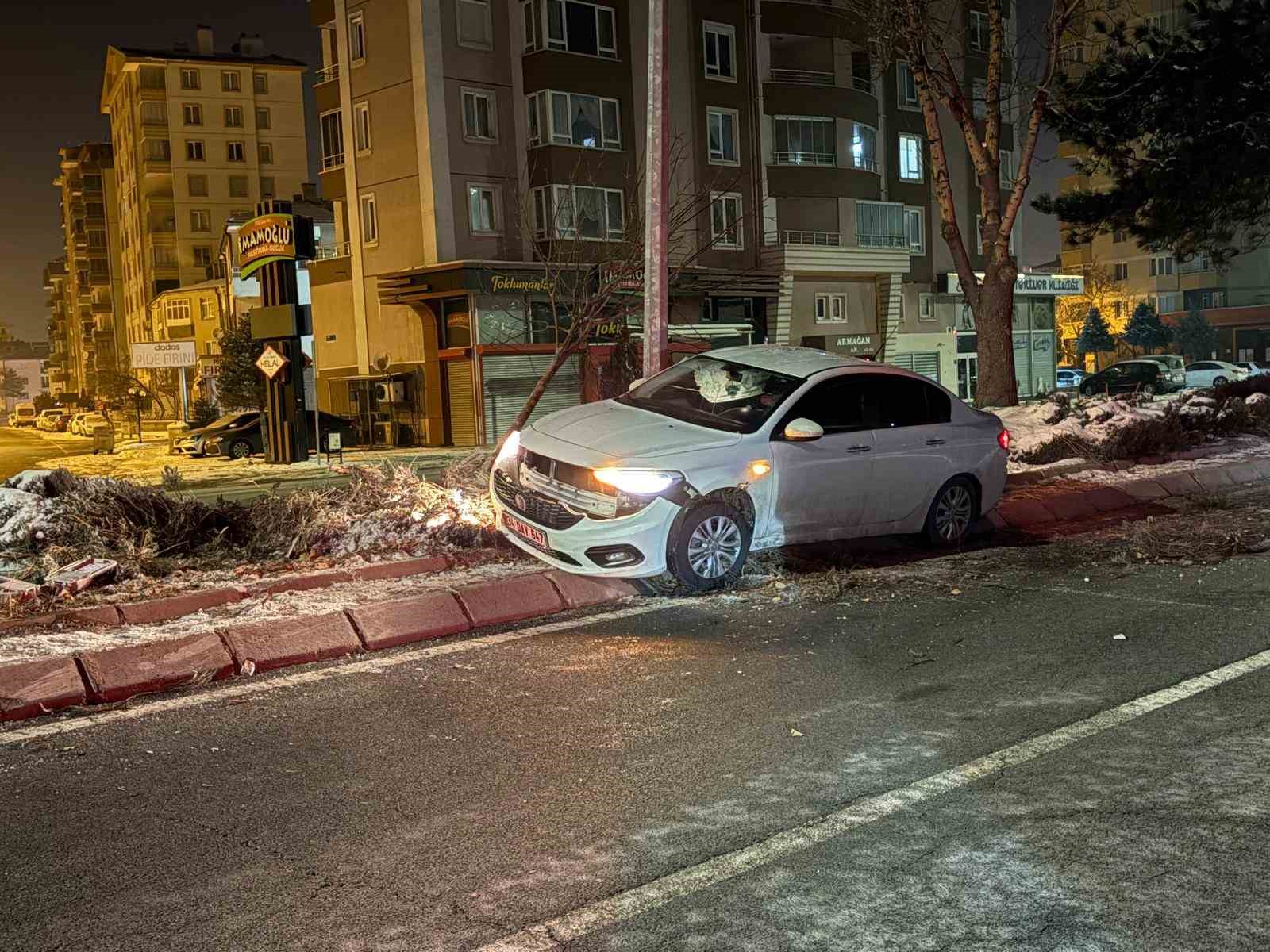 alkollu surucu once agaci devirdi ardindan aydinlatma diregine carpti 4 GC5zFhtA