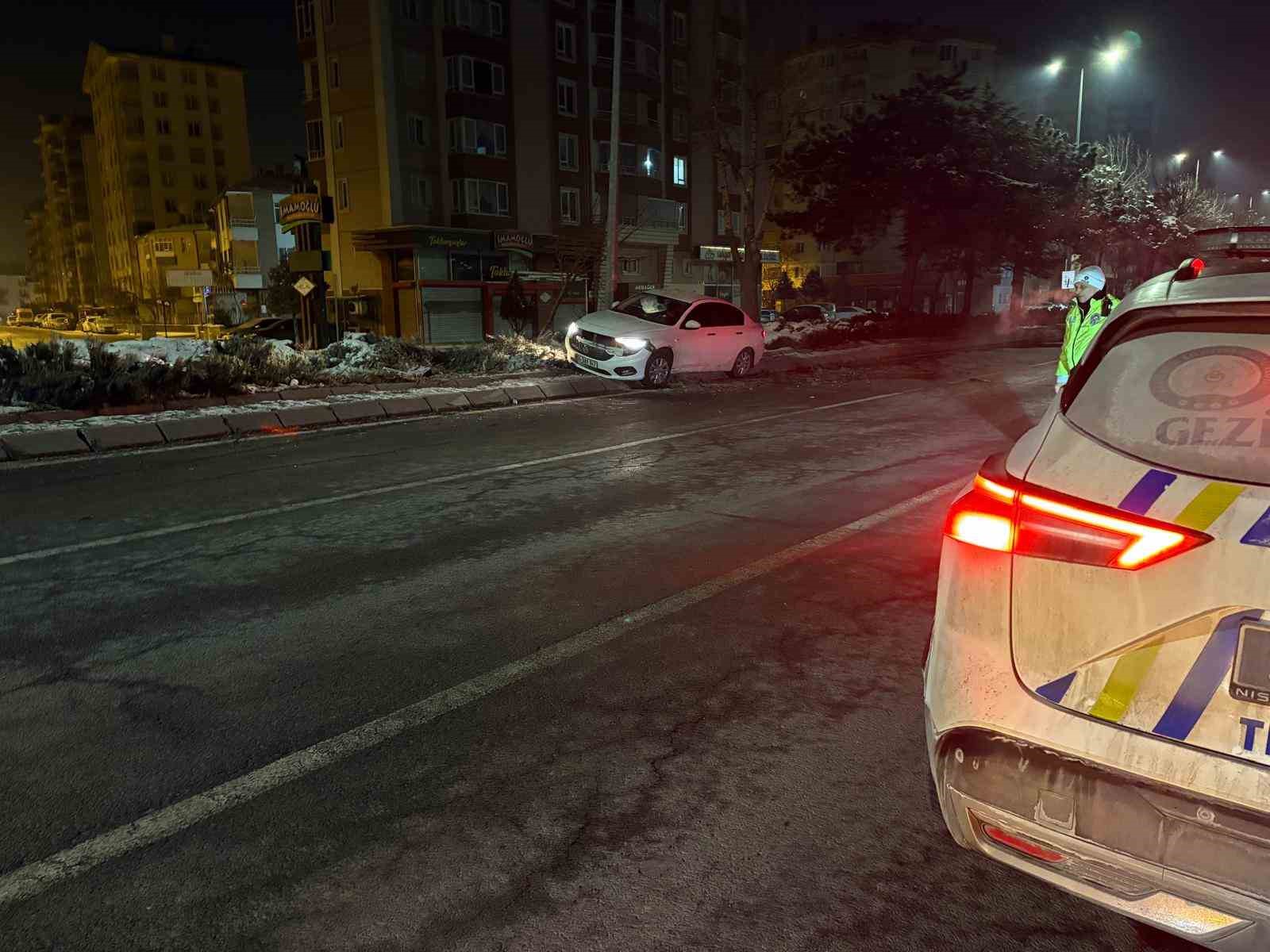 alkollu surucu once agaci devirdi ardindan aydinlatma diregine carpti 5 y7Y73nQy