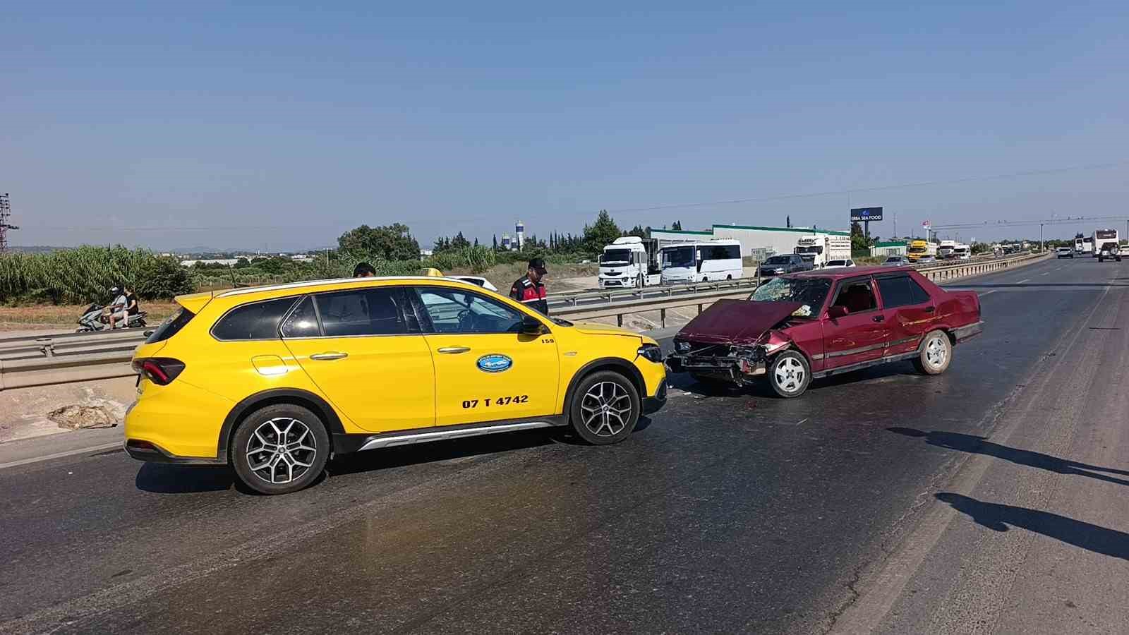 alkollu surucu once bariyerlere ardindan seyir halindeki taksiye carpti 0 hvSizgO3