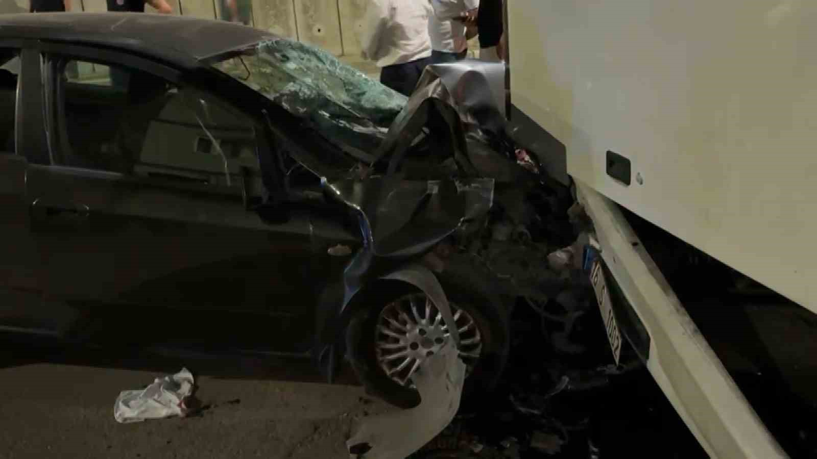 Alkollü sürücü önce duvara sonra otobüse çarptı: 2 ağır yaralı 6 alkollu surucu once duvara sonra otobuse carpti 2 agir yarali 2 6Yz9uaMB
