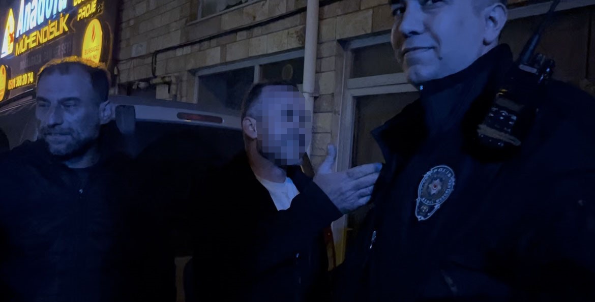 Alkollü sürücü ortalığı karıştırdı: Vatandaşı polis sandı, araç sahiplerini teselli etti 8 alkollu surucu ortaligi karistirdi vatandasi polis sandi arac sahiplerini teselli etti 4 b8K7pvqd