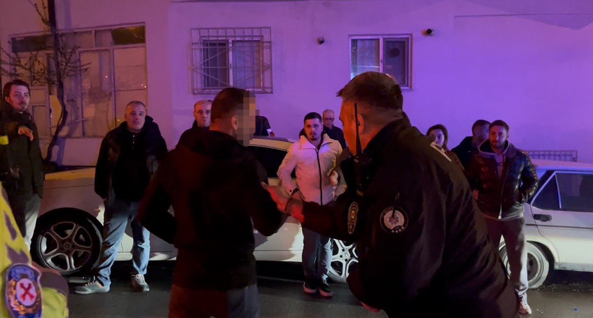 Alkollü sürücü ortalığı karıştırdı: Vatandaşı polis sandı, araç sahiplerini teselli etti 9 alkollu surucu ortaligi karistirdi vatandasi polis sandi arac sahiplerini teselli etti 5 zJeGNpS4