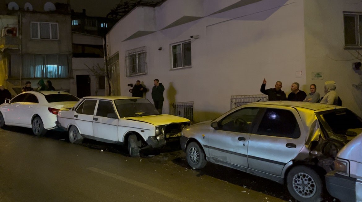Alkollü sürücü ortalığı karıştırdı: Vatandaşı polis sandı, araç sahiplerini teselli etti 11 alkollu surucu ortaligi karistirdi vatandasi polis sandi arac sahiplerini teselli etti 7 VFgvBfu4