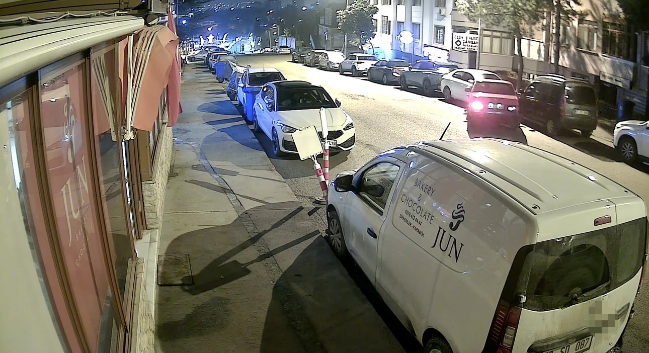 alkollu surucu park halindeki 5 araca carpip kacti 0 cQcXnqrK