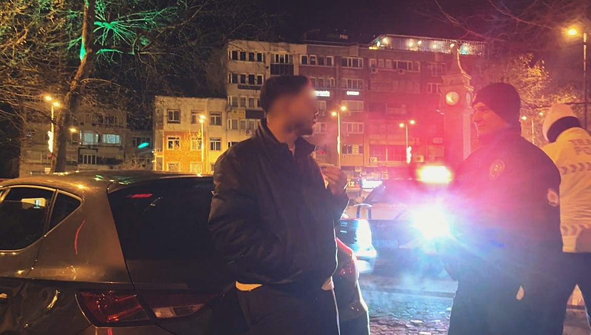 alkollu surucu polise dakikalarca dil doktu ben polis olacak adamim boyum da uzun 1 l5pKA3RF