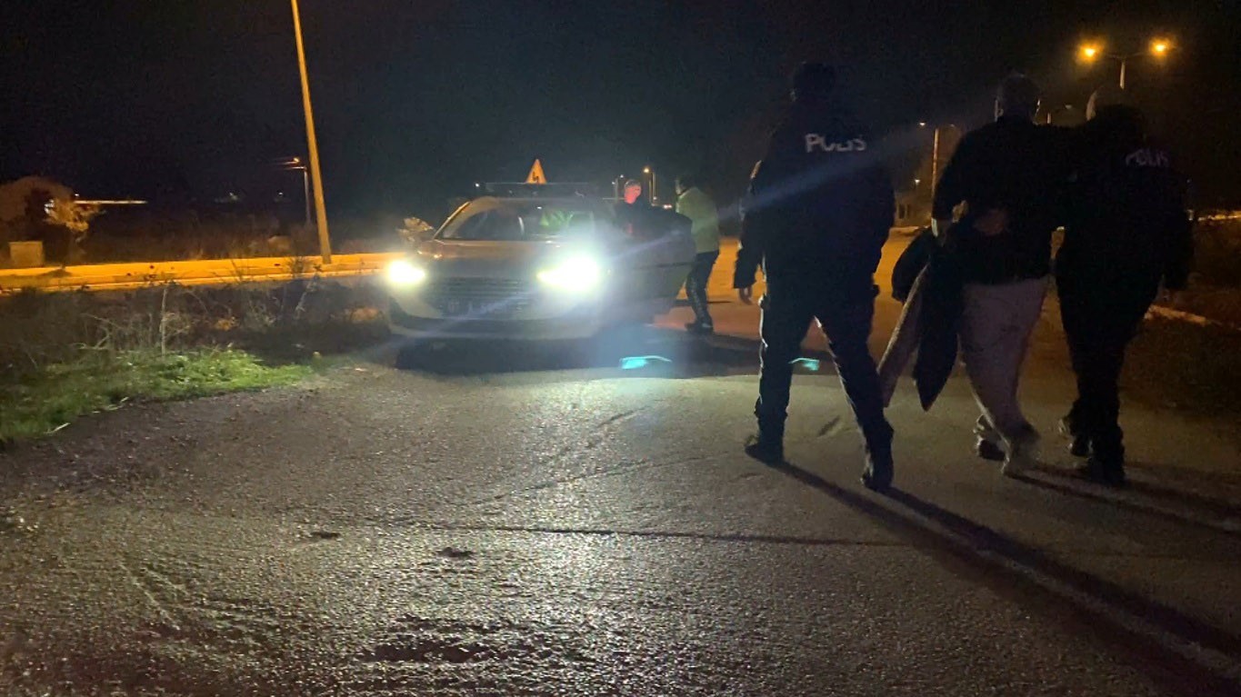 Alkollü sürücü polislerden polis istedi: "Emniyeti arayın buraya polis ekipleri gelsin" 7 alkollu surucu polislerden polis istedi emniyeti arayin buraya polis ekipleri gelsin 3 gjKruvZI