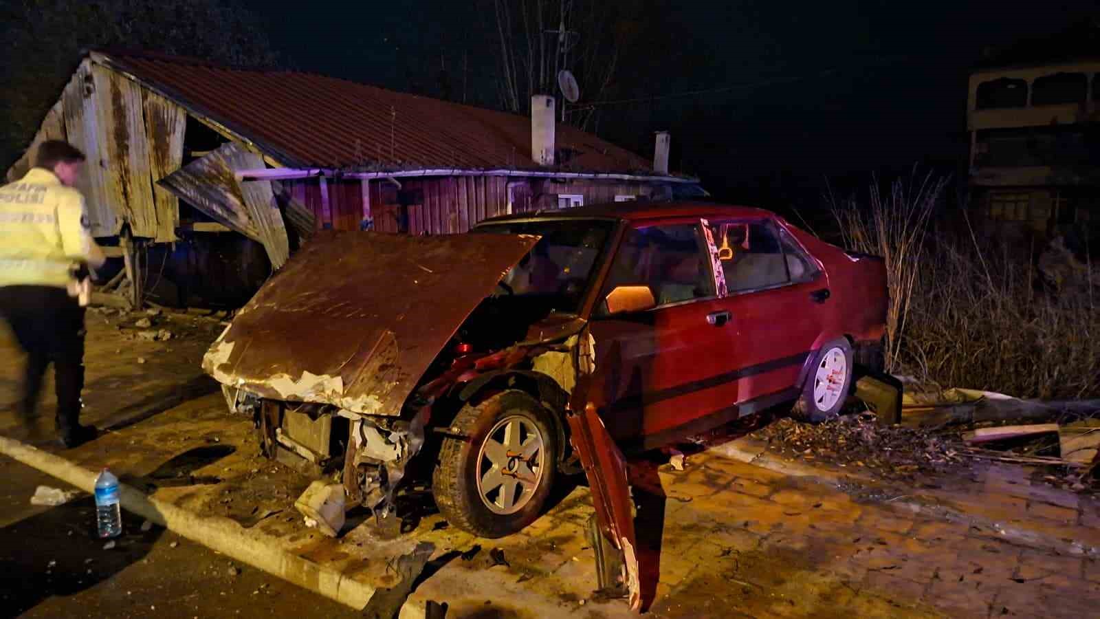 alkollu surucu sollama yaparken duvara carpti 3 yarali 1 cBUgWEgR