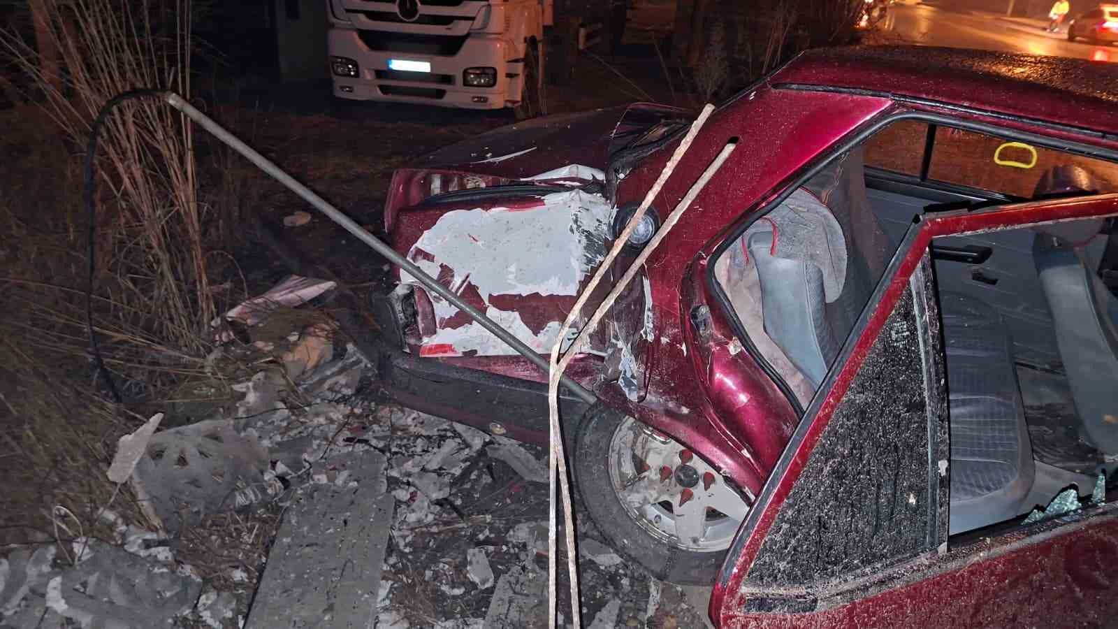 alkollu surucu sollama yaparken duvara carpti 3 yarali 2
