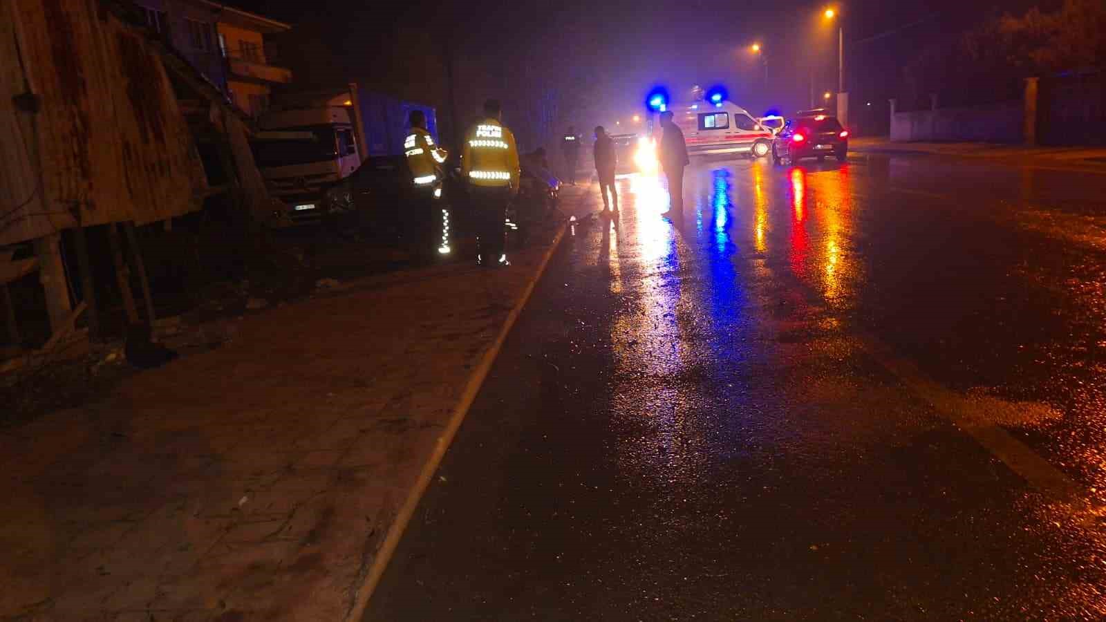 alkollu surucu sollama yaparken duvara carpti 3 yarali 3 XX6Gs2t6