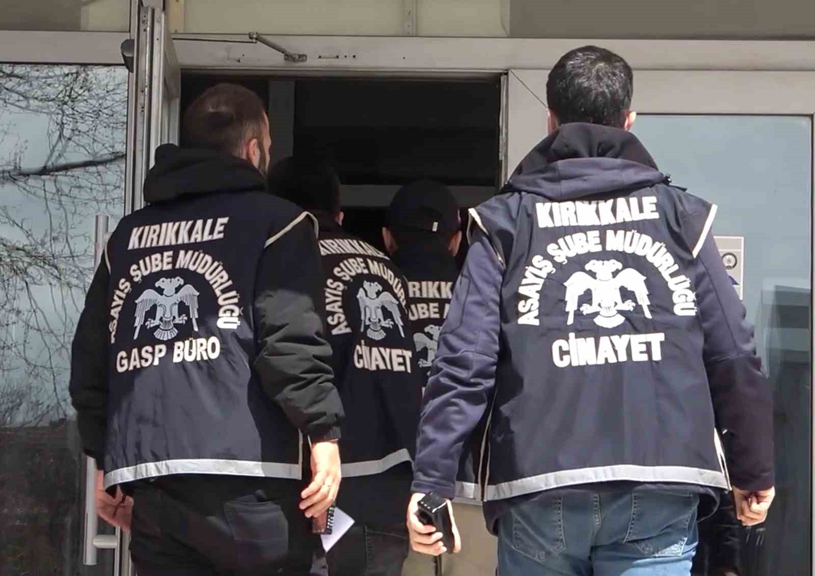Alkollü sürücü trafiği altüst etti, gözaltına alınırken de 3 polisi yaraladı 8 alkollu surucu trafigi altust etti gozaltina alinirken de 3 polisi yaraladi 4 7kdOHfKk
