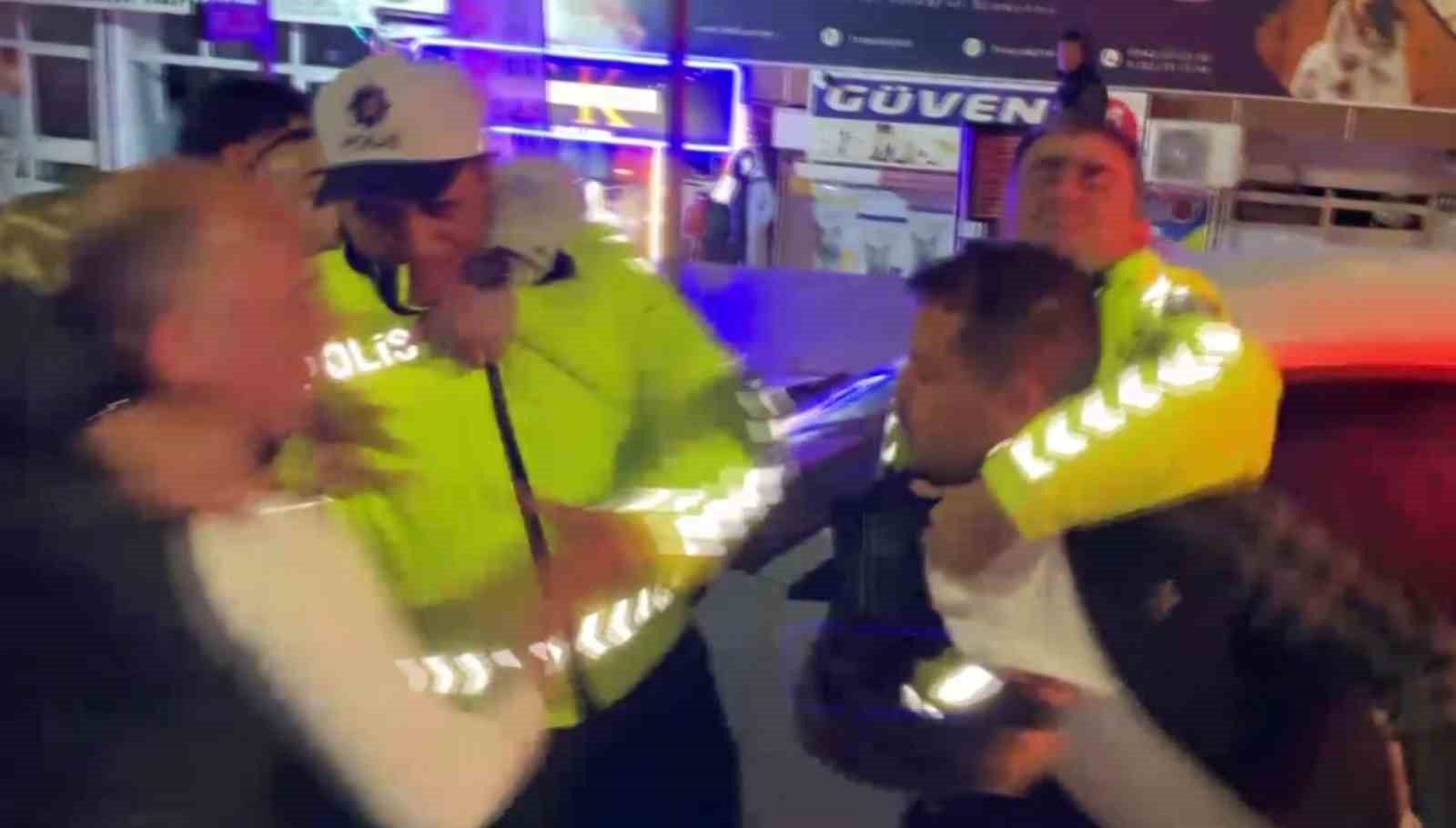 Alkollü sürücü ve yakınları polise yumrukla saldırdı: O anlar kamerada 4 alkollu surucu ve yakinlari polise yumrukla saldirdi o anlar kamerada 0 1IH7w7e8