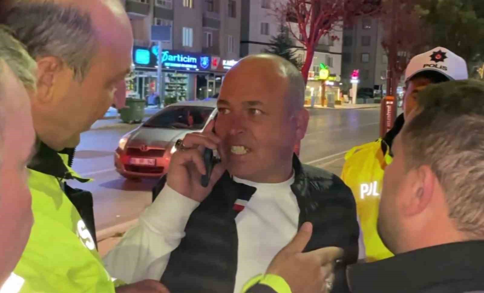 Alkollü sürücü ve yakınları polise yumrukla saldırdı: O anlar kamerada 5 alkollu surucu ve yakinlari polise yumrukla saldirdi o anlar kamerada 1 J55s9df2