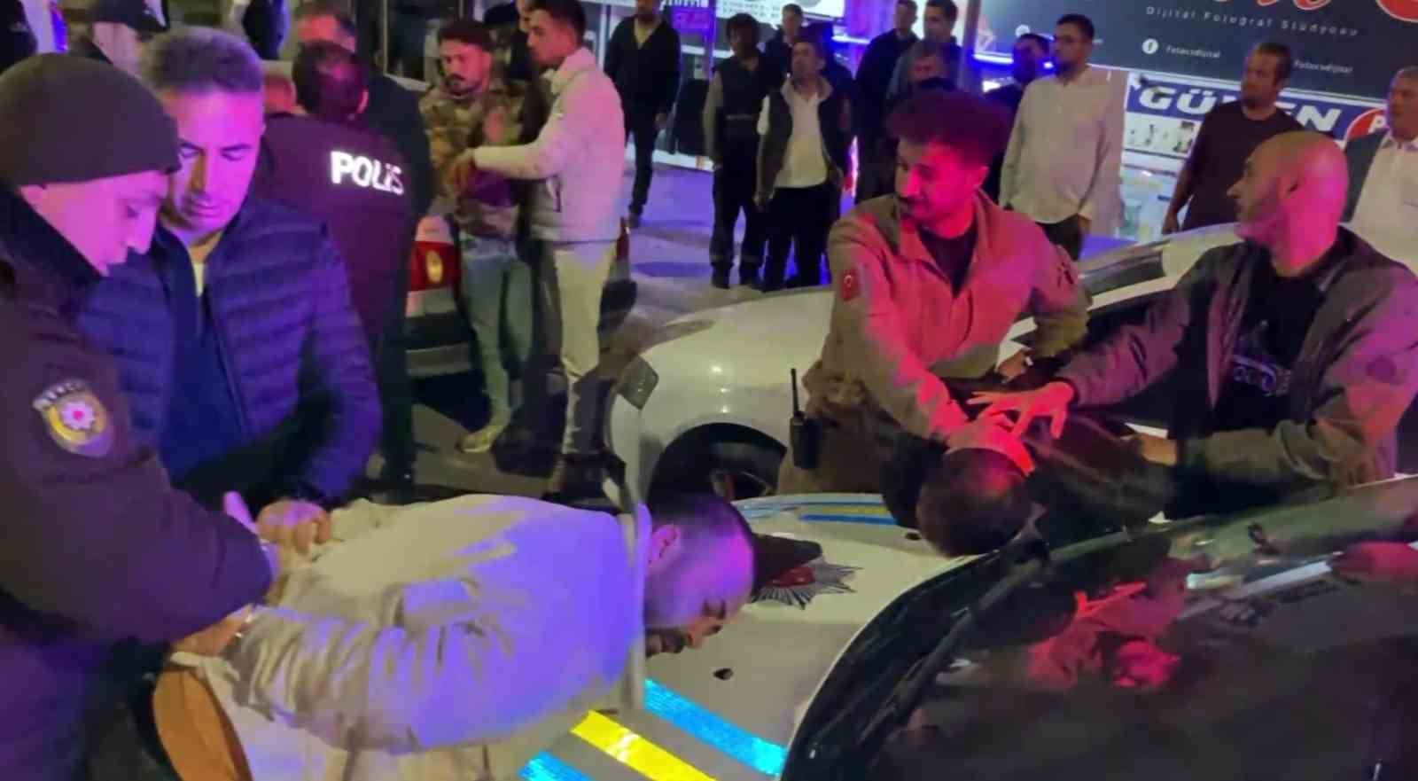 Alkollü sürücü ve yakınları polise yumrukla saldırdı: O anlar kamerada 14 alkollu surucu ve yakinlari polise yumrukla saldirdi o anlar kamerada 10 b9hXr7JI