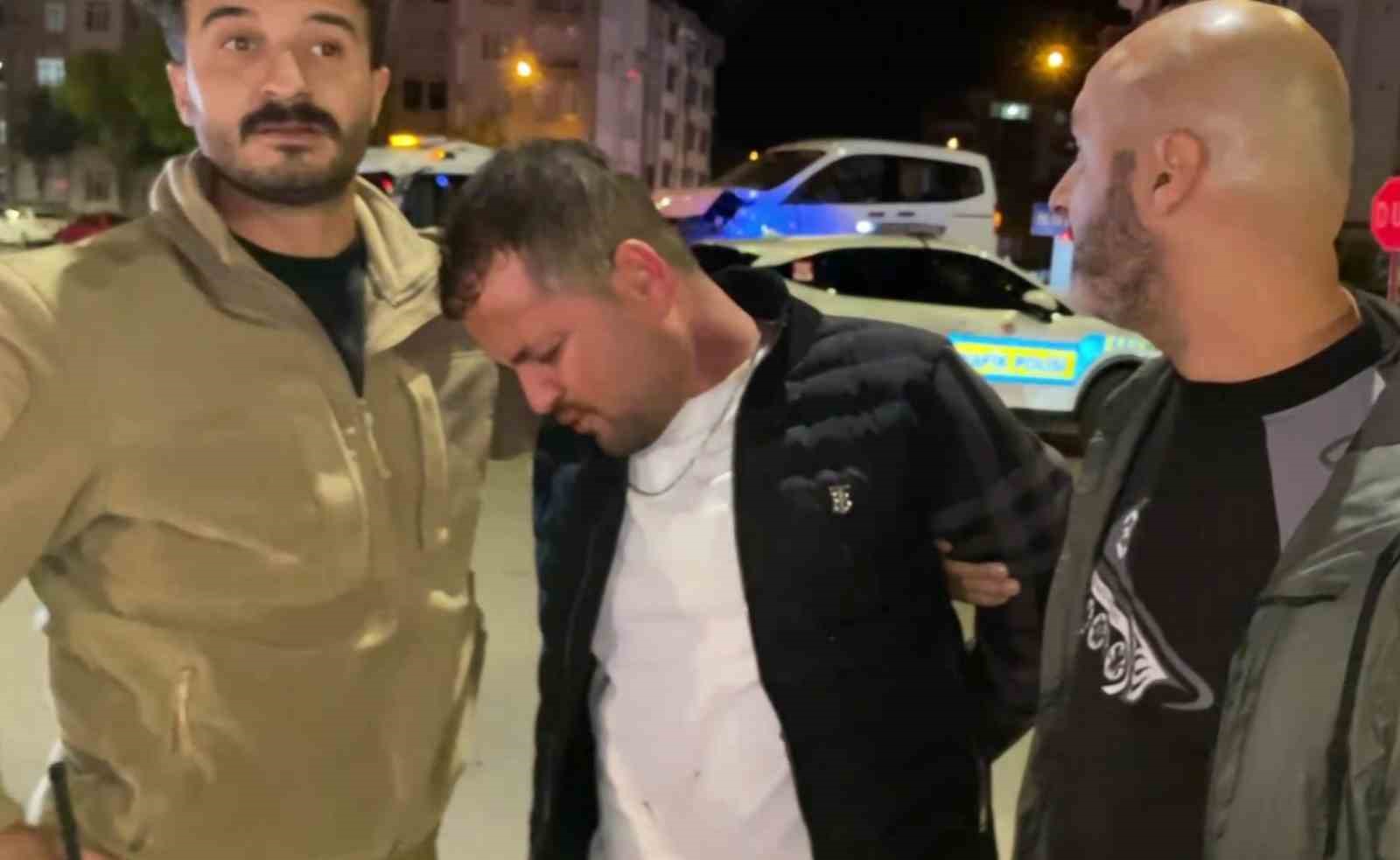 Alkollü sürücü ve yakınları polise yumrukla saldırdı: O anlar kamerada 15 alkollu surucu ve yakinlari polise yumrukla saldirdi o anlar kamerada 11 z1HrXm1y