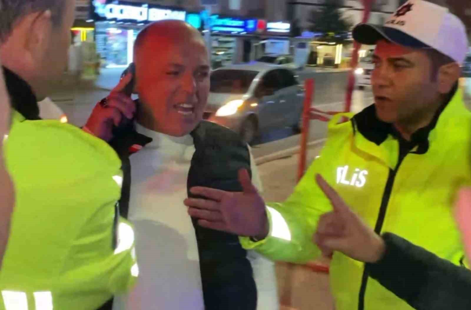 Alkollü sürücü ve yakınları polise yumrukla saldırdı: O anlar kamerada 6 alkollu surucu ve yakinlari polise yumrukla saldirdi o anlar kamerada 2