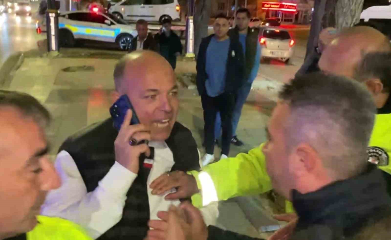 Alkollü sürücü ve yakınları polise yumrukla saldırdı: O anlar kamerada 7 alkollu surucu ve yakinlari polise yumrukla saldirdi o anlar kamerada 3