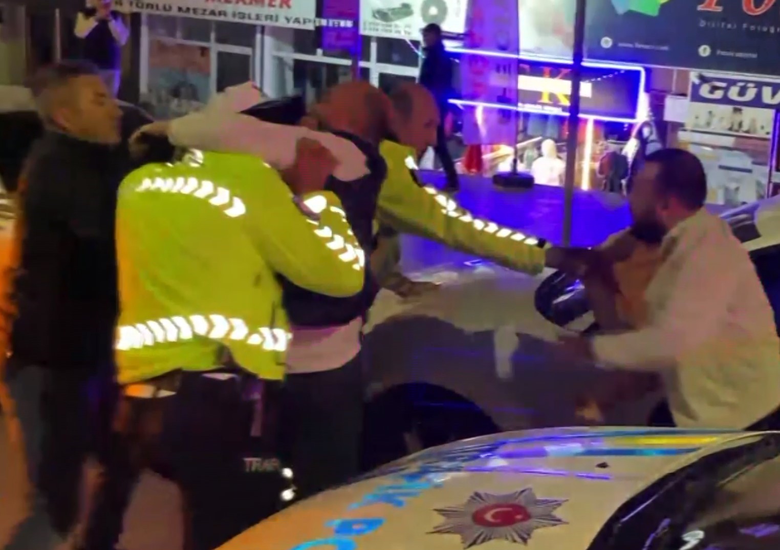 Alkollü sürücü ve yakınları polise yumrukla saldırdı: O anlar kamerada 8 alkollu surucu ve yakinlari polise yumrukla saldirdi o anlar kamerada 4 jVD5NDdK