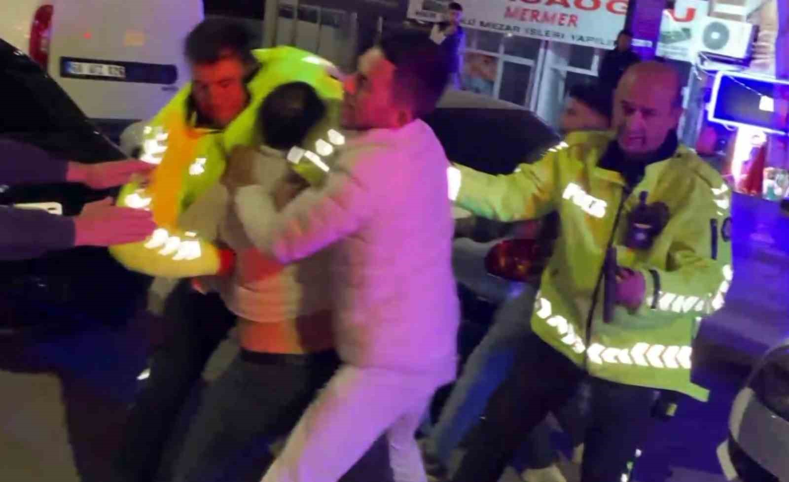 Alkollü sürücü ve yakınları polise yumrukla saldırdı: O anlar kamerada 9 alkollu surucu ve yakinlari polise yumrukla saldirdi o anlar kamerada 5 UhuvpsQY