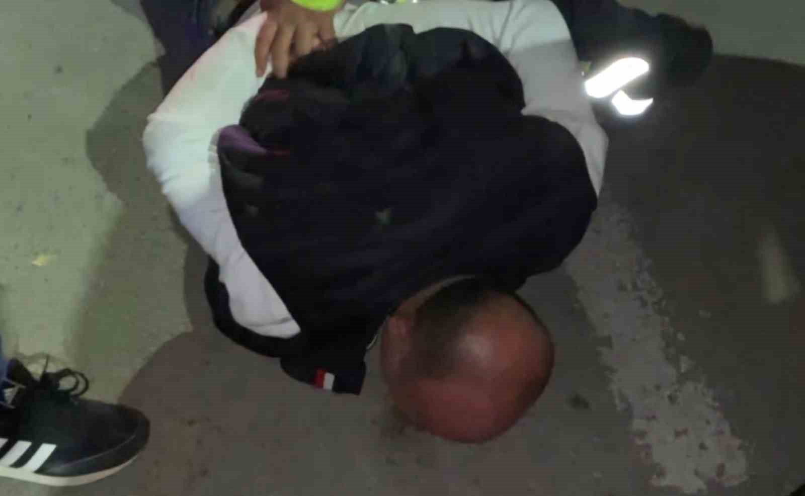 Alkollü sürücü ve yakınları polise yumrukla saldırdı: O anlar kamerada 10 alkollu surucu ve yakinlari polise yumrukla saldirdi o anlar kamerada 6 pus3phVd
