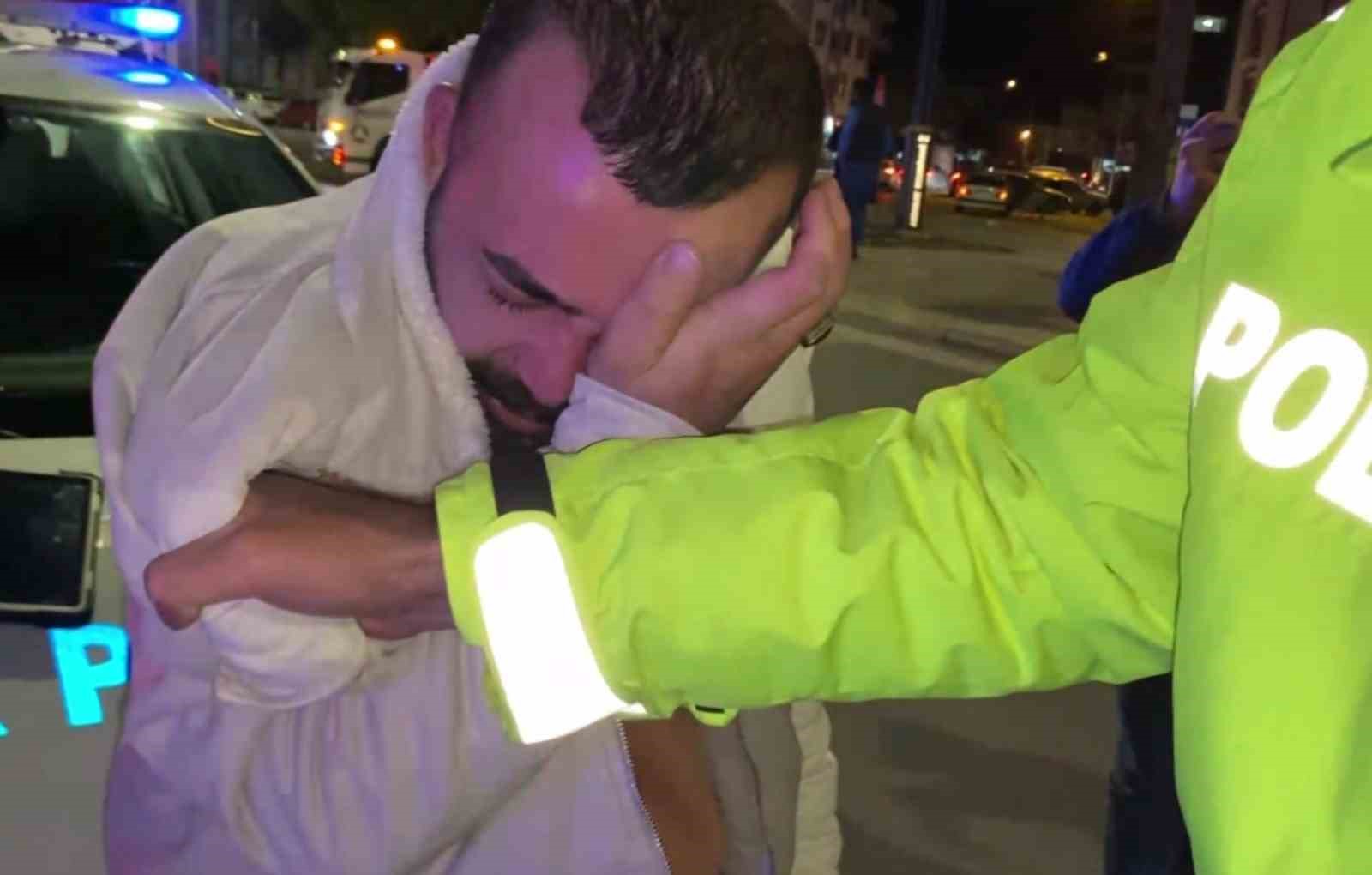 Alkollü sürücü ve yakınları polise yumrukla saldırdı: O anlar kamerada 11 alkollu surucu ve yakinlari polise yumrukla saldirdi o anlar kamerada 7 O4V94URC