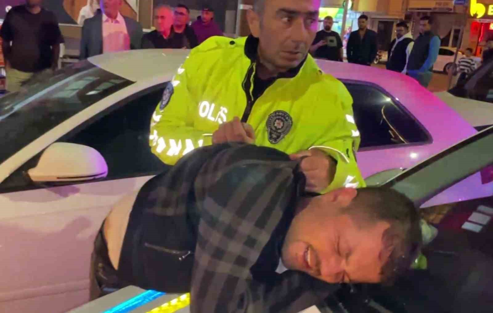 Alkollü sürücü ve yakınları polise yumrukla saldırdı: O anlar kamerada 12 alkollu surucu ve yakinlari polise yumrukla saldirdi o anlar kamerada 8