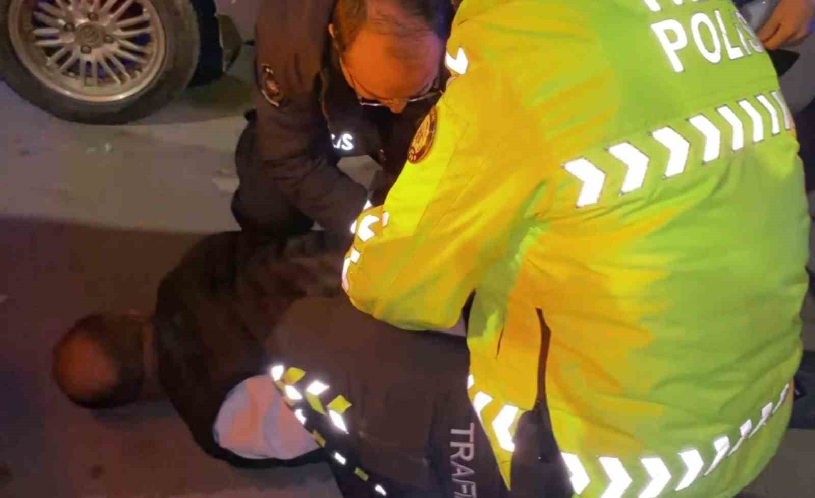 Alkollü sürücü ve yakınları polise yumrukla saldırdı: O anlar kamerada 13 alkollu surucu ve yakinlari polise yumrukla saldirdi o anlar kamerada 9 MK12Tn5D