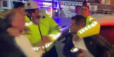 alkollu-surucu-ve-yakinlari-polise-yumrukla-saldirdi-o-anlar-kamerada-N4zP9sjM.jpg