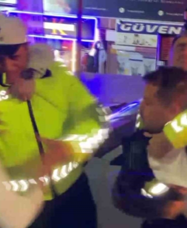 alkollu-surucu-ve-yakinlari-polise-yumrukla-saldirdi-o-anlar-kamerada-N4zP9sjM.jpg